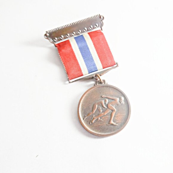 Ice Skating Medal With Ribbon Brooch Pin - Picture 1 of 2